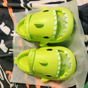 6.5 - 7.5 Shark sandals with strap